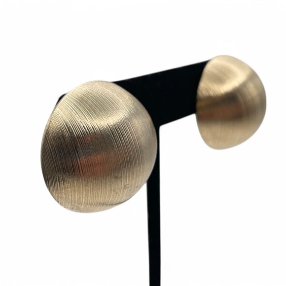 Vintage SARAH COVENTRY Large Round Textured Gold-Tone Clip-On Earrings Large - Picture 2 of 8